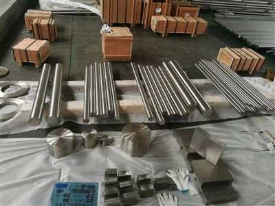 Различите спецификације отковака од легуре титанијума спремних за испоруку